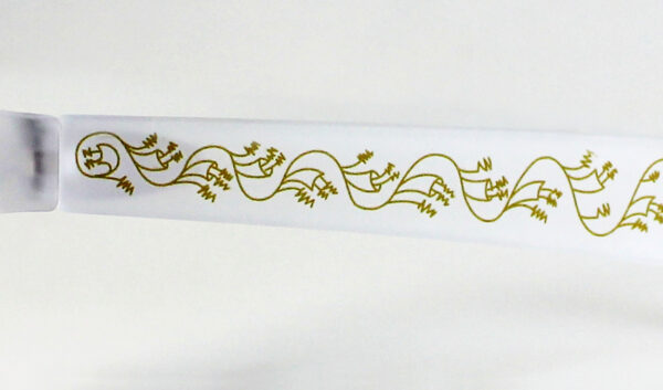 Gafas de sol con reproducción de un grabado antiguo de una peineta, realizado por Guillermo Expósito “Taller Flor D’Aigua”.